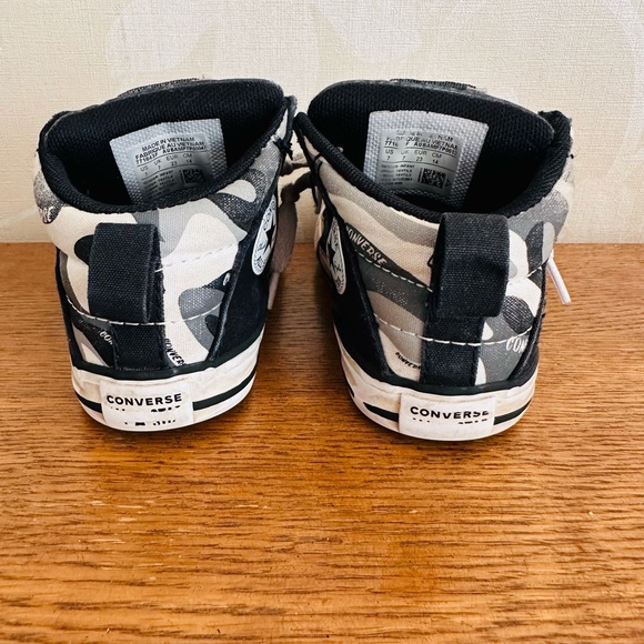 Converse Chuck Taylor All Star Axel Sneaker - Picture 3 of 4